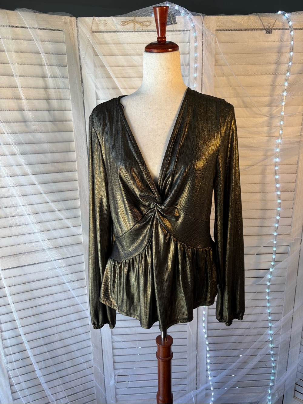 BOLD elements Metallic Gold Twist-Front Peplum Blouse